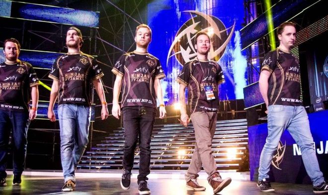 足球对中场 足球对中场